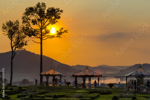 Obraz na płótnie Golden sunset at Silver Lake Pattaya w salonie