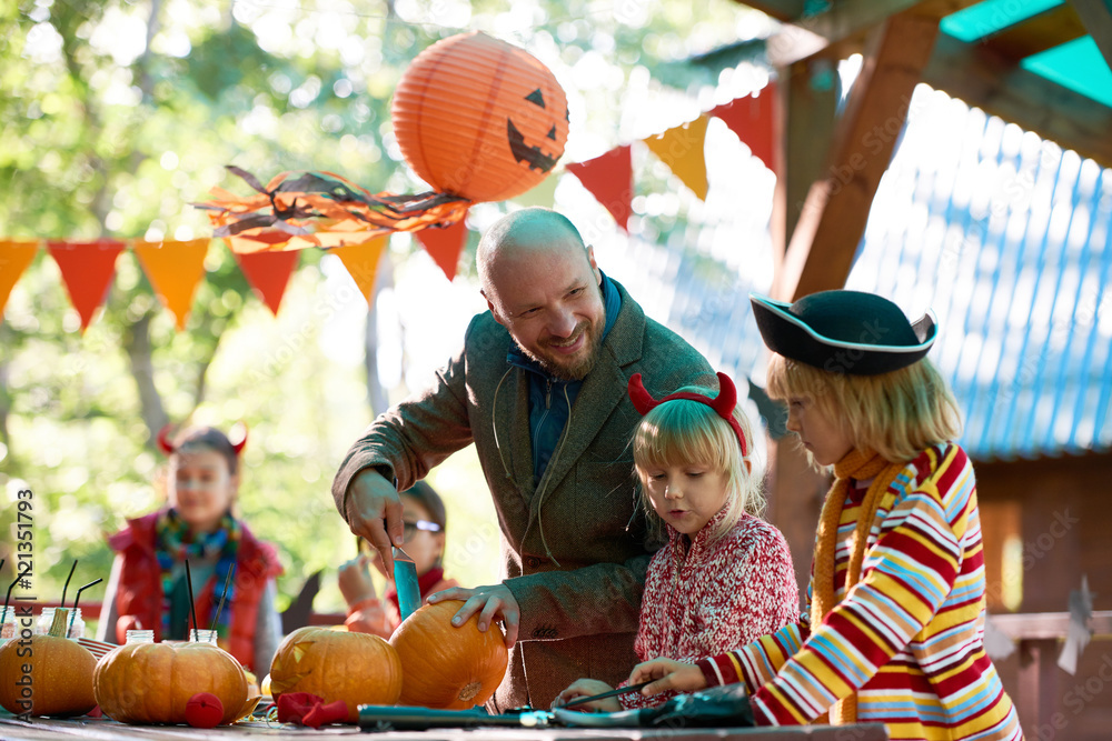 Fototapeta premium Preparing jack-o-lanterns
