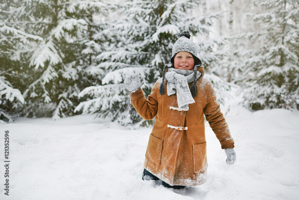 Fototapeta premium Boy with snowball