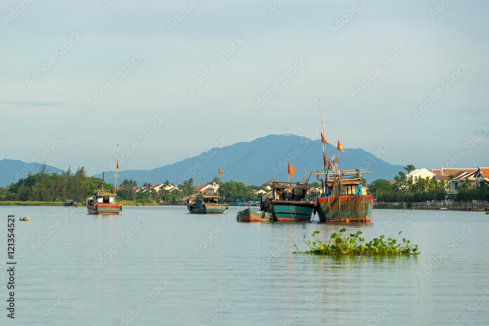 Obraz premium Floating boats on Thu Bon river near ancient Hoi An