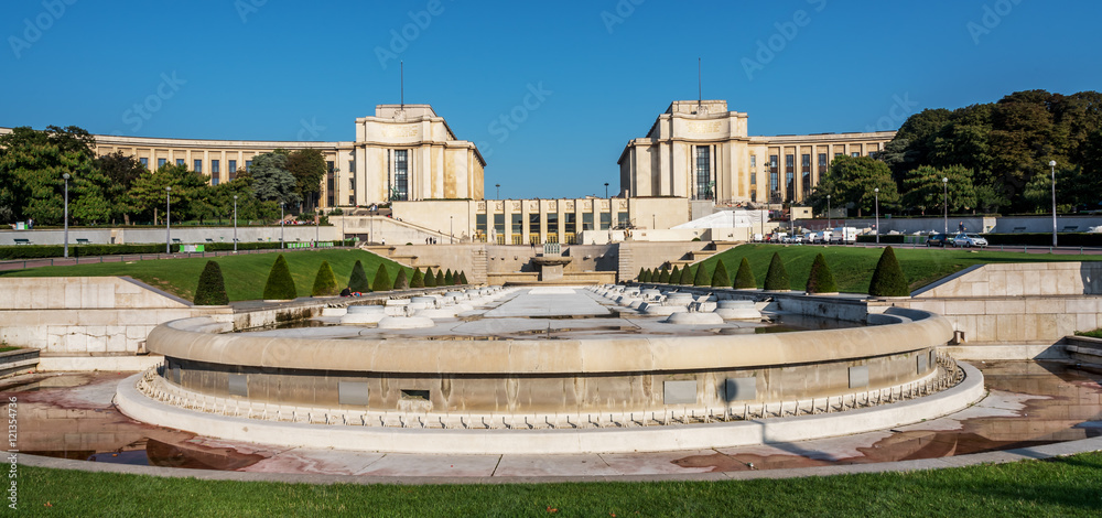 Palais Chaillot sur la place du Trocadéro depuis le champs de Mars - Paris, France 