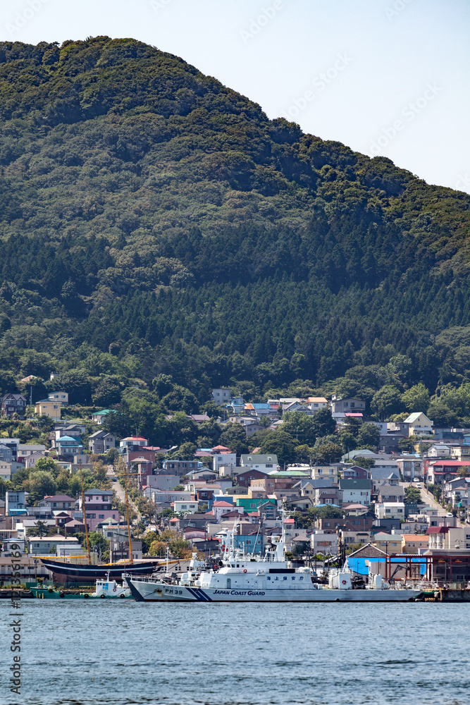 函館山を背にした海上保安庁の巡視船おくしり