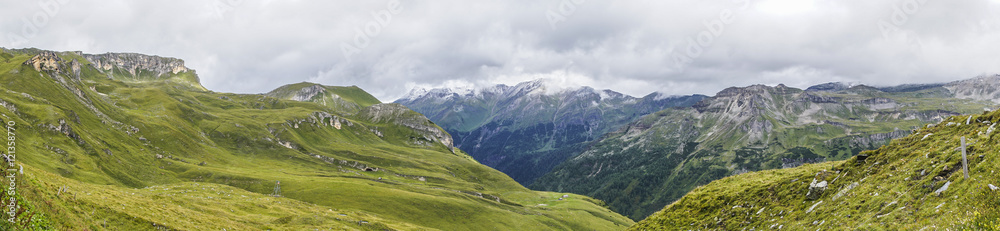 Panoramabild Hochalpen in Österreich Kärnten mit Almwiesen