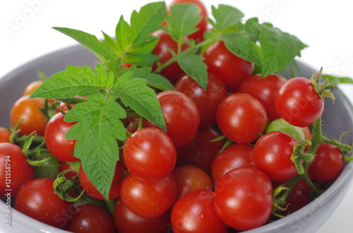  cherry tomatoes in grey plate