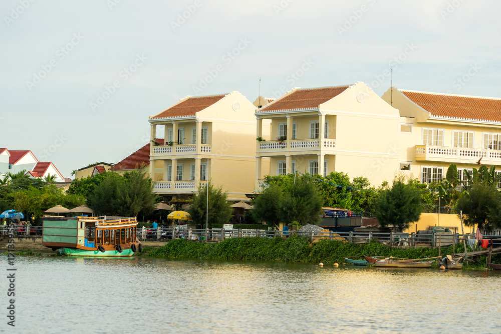 Obraz premium Houses along the Thu Bon river near Hoi An