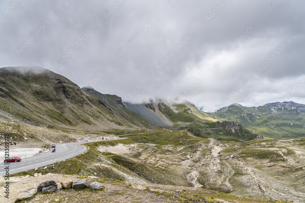 Hochgebirge in Kärnten Österreich mit Bergstraße, Parkplatz und Wolkendecke Hochgebirge in Kärnten Österreich mit Bergstraße, Parkplatz und Wolkendecke