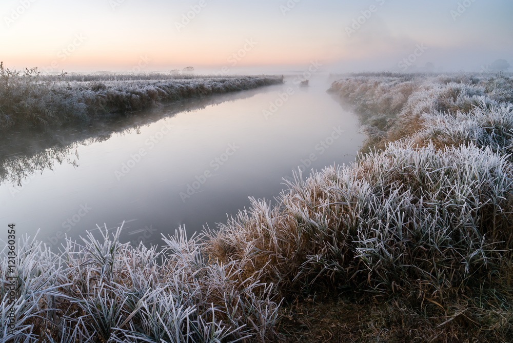 Obraz premium Poranny przymrozek nad Narwią