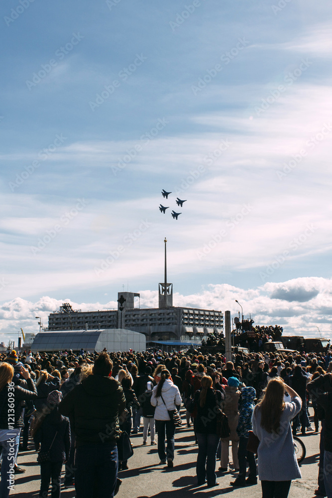 crowd of people and combat planes airshow performance - obrazy, fototapety, plakaty 