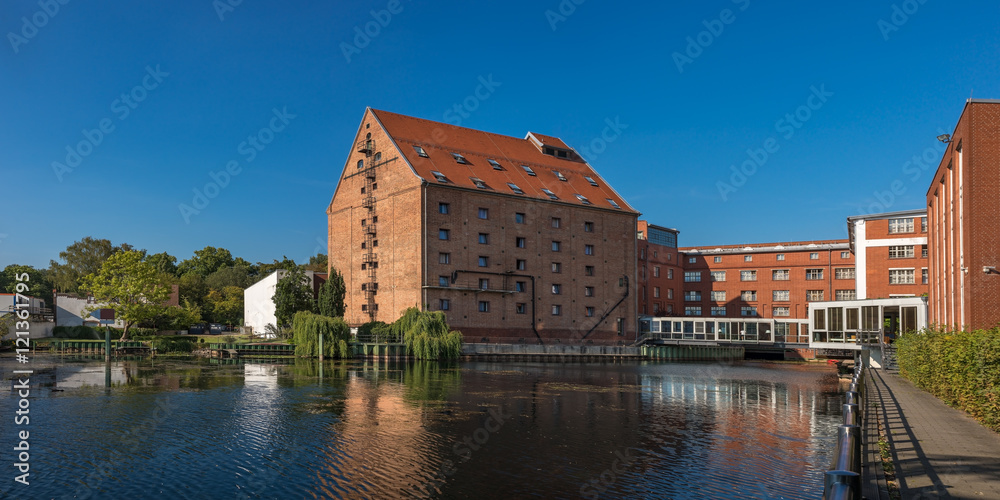 Denkmalgeschützte Humboldtmühle am Hafenbecken in Berlin-Tegel