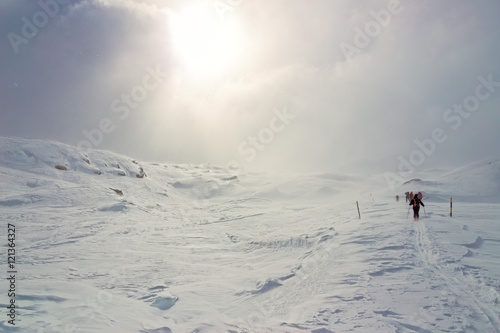 Inverno, montagna innevata con escursionisti