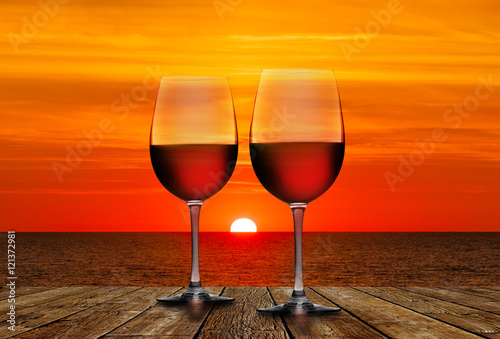 Rotwein bei Sonnenuntergang am Meer