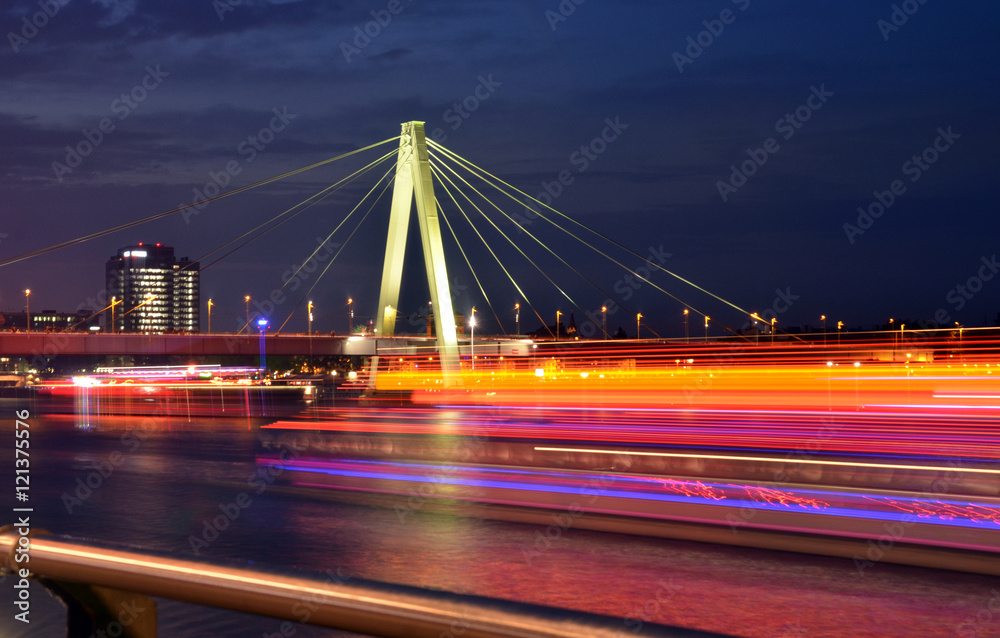 Severinsbrücke in Köln bei Nacht