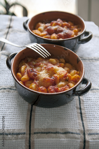 Pots with baked gnocchi with sauce 