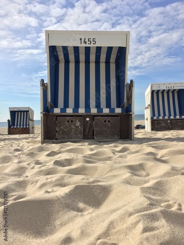 Sandstrand mit Strandk  rben