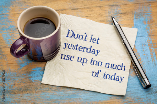 Foto Yesterday and today concept on napkin