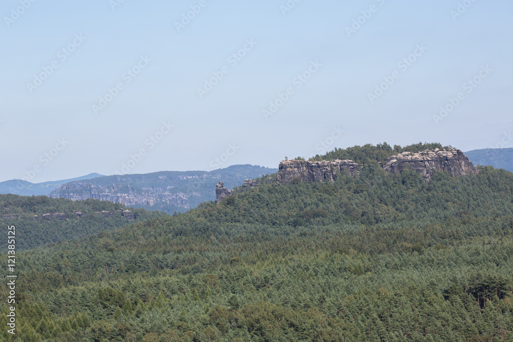 Der Papststein umgeben von Wald, Sächsische Schweiz Ausblick vom Pfaffenstein