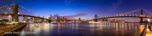 Manhattan Skyline Panorama mit Manhattan Bridge und Brooklyn Bridge © eyetronic