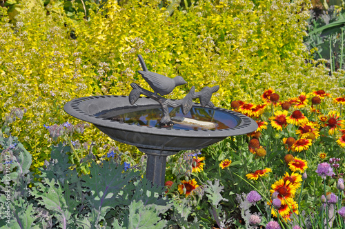 Photos Decorative birdbath