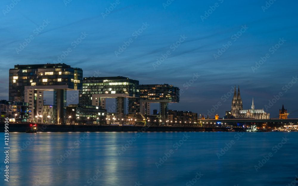 Obraz premium Köln – Kranhäuser und Dom; Deutschland 