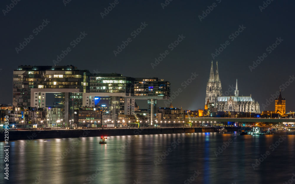 Köln – Kranhäuser und Dom; Deutschland 
