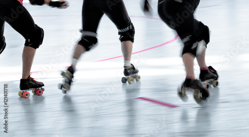 Billede på lærred Roller derby skaters action blur