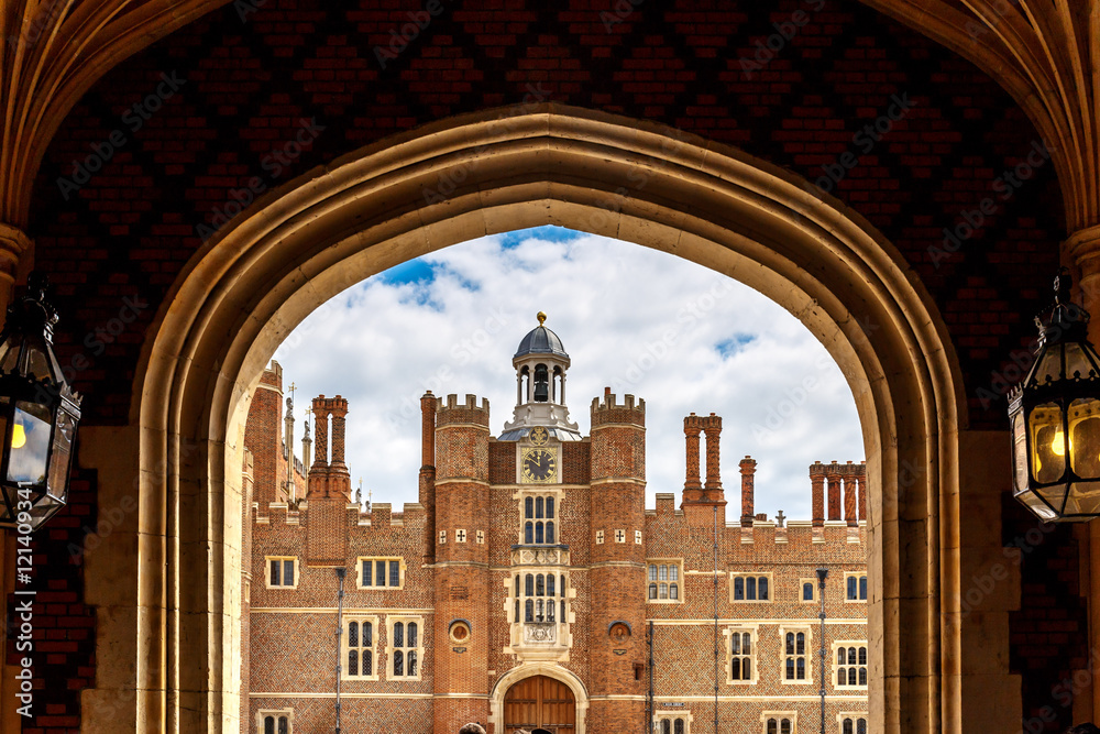Obraz premium Hampton Court w letni dzień