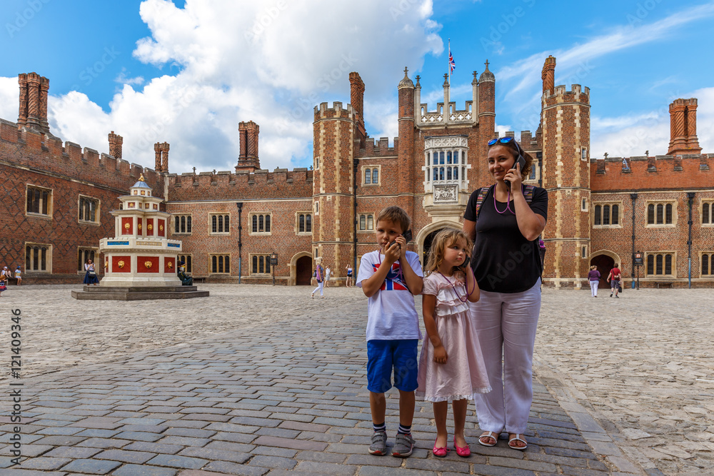 Fototapeta premium Hampton Court in summer day