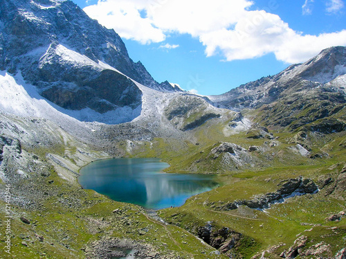 Fototapeta Naklejka Na Ścianę i Meble -  mountain lake in the Swiss Alps with light snow