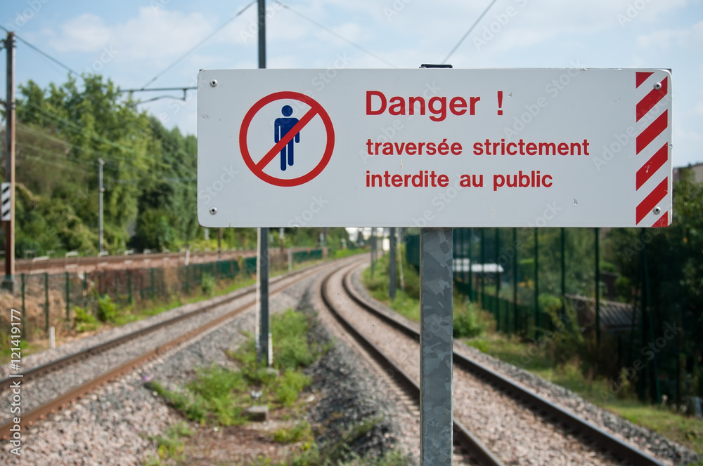 Fototapeta premium panneau d'interdiction de traverser les voies de chemin de fer
