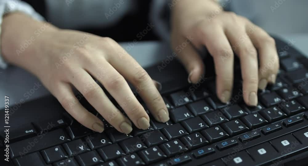 4K: Nahaufnahme weiblicher Hände die auf einer schwarzen Tastatur schreiben. 4K: Nahaufnahme weiblicher Hände die auf einer schwarzen Tastatur schreiben.