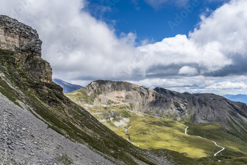 Bergstraße in den Hochalpen von Kärnten Österreich unter weiß-blauem Himmel