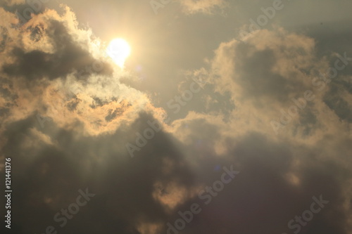 雲間から顔を出す太陽 © jaraku