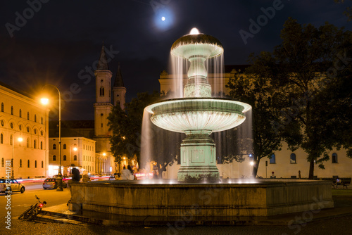 Springbrunnen im Mondschein in München am Geschwister-Scholl-Platz