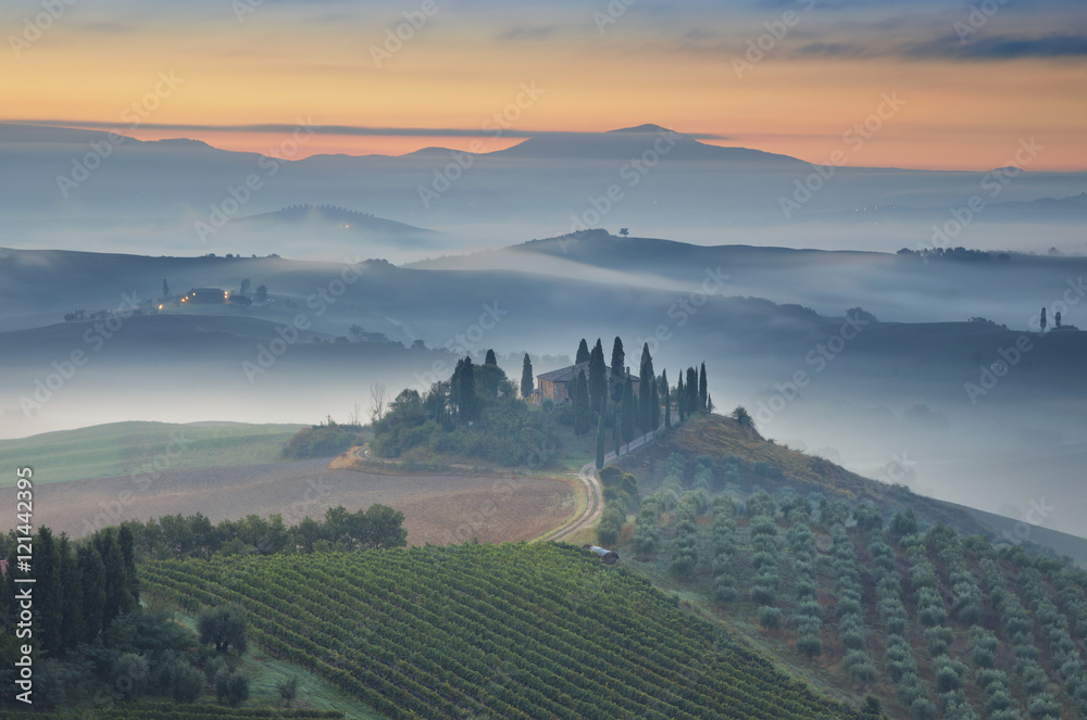 Obraz premium Tuscany. Image of Tuscany landscape during foggy autumn sunrise.