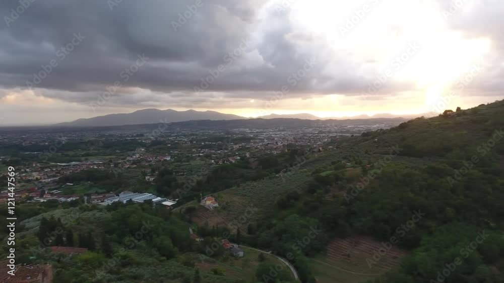 Volo sopra un tipico paesino toscano al tramonto, fatto con drone Volo sopra un tipico paesino toscano al tramonto, fatto con drone