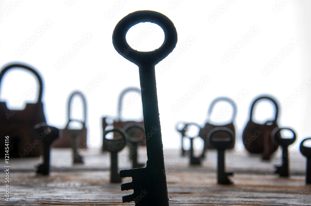 Naklejka premium Old rusty padlocks and keys on white wooden table