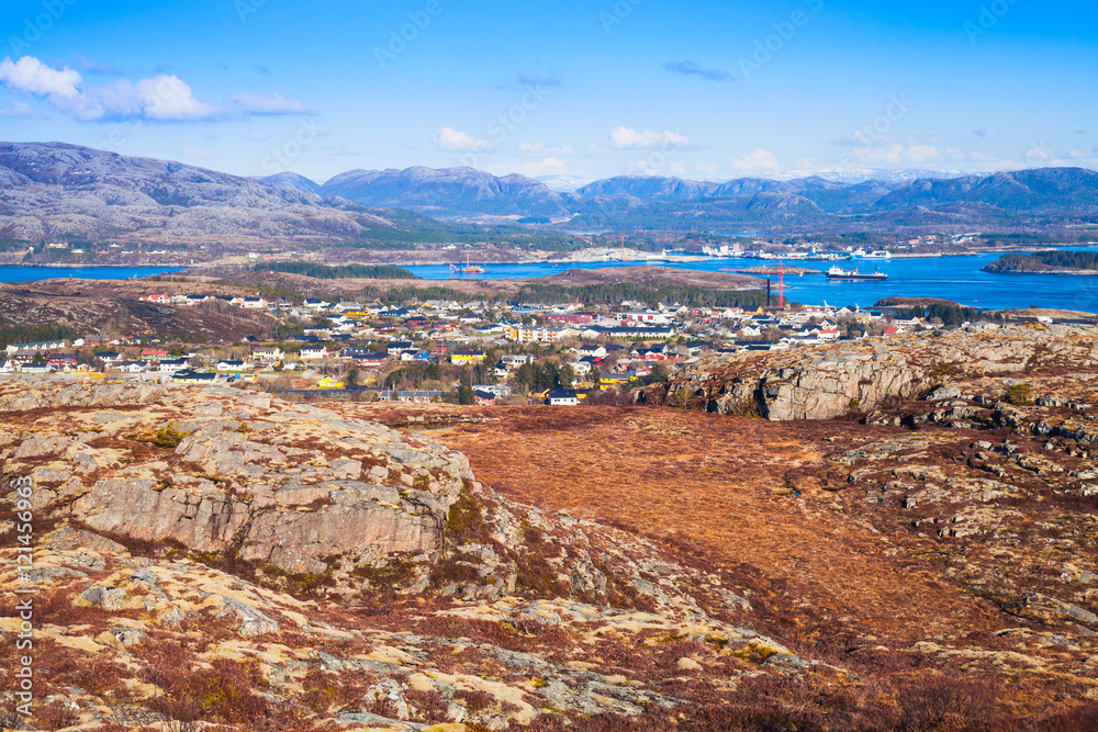 Naklejka premium Spring Norwegian mountain landscape