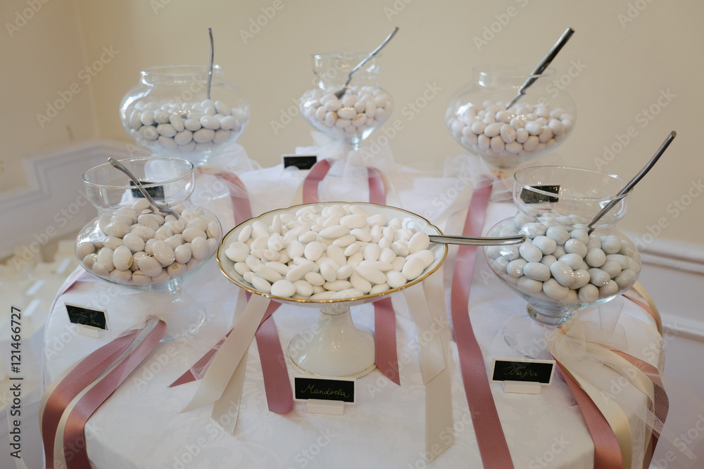 Confettata su tavolo per matrimonio Stock Photo | Adobe Stock