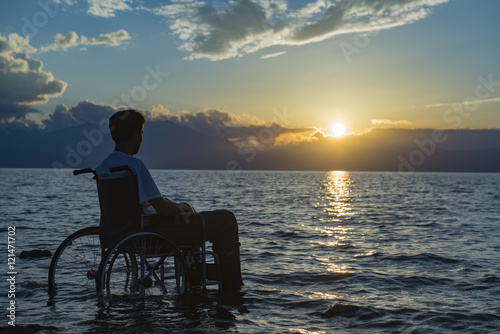 tekerlekli sandalyedeki adamın duyguları photo
