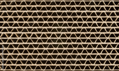 Hindergrund gestapelte Wellpappe im Profil als Nahaufnahme - Background stacked corrugated cardboard in profile as closeup 