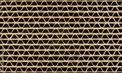 Hindergrund gestapelte Wellpappe im Profil als Nahaufnahme - Background stacked corrugated cardboard in profile as closeup 