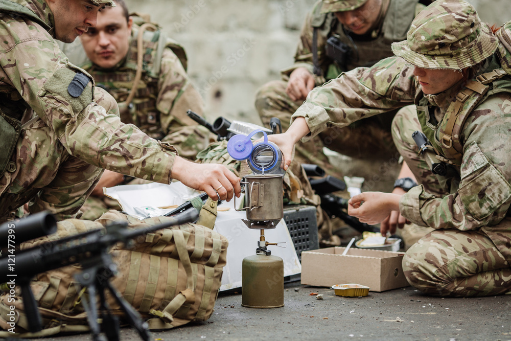 Fototapeta premium british soldiers team eating on the battlefield