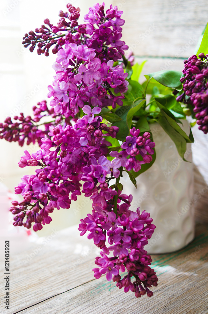 Fototapeta premium Lilac flowers in a rustic interior