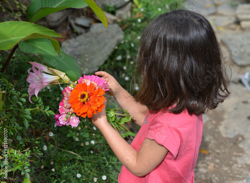 Petite fille tenant un bouquet de fleurs photo