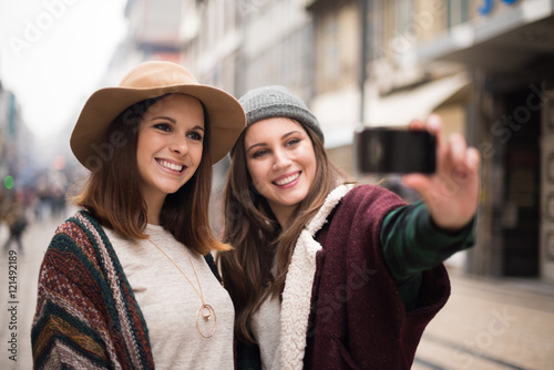 Women taking selfies © Trendsetter Images
