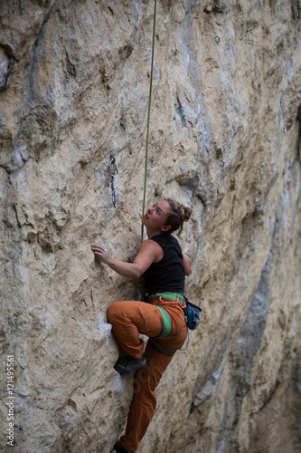 Fototapeta Naklejka Na Ścianę i Meble -  Rock climber to climb the wall