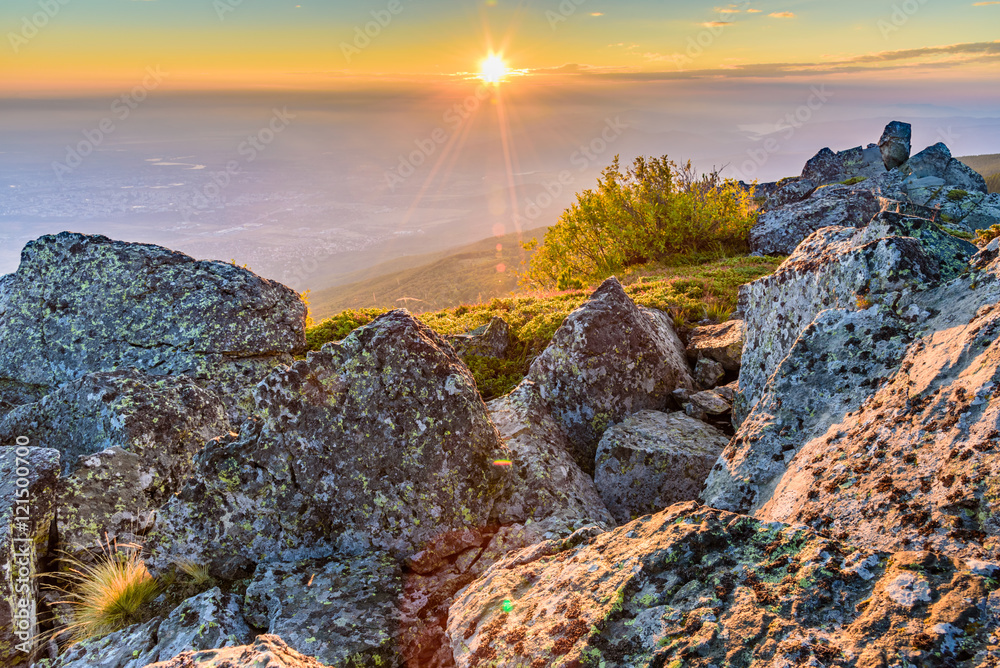 Obraz premium Beautiful rocks on a hill top and sunshine from the top corner - amazing autumn scenery at Vitosha, Sofia, Bulgaria