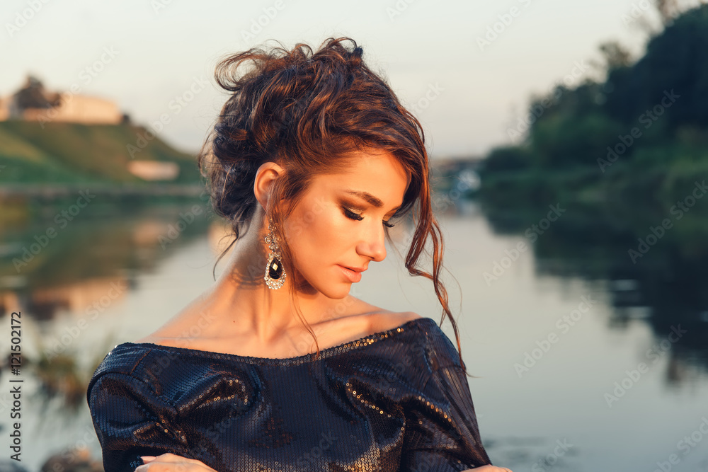 Φωτογραφία Beautiful young fashionable woman posing in dress at the river coast