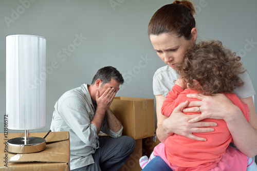 Foto Sad evicted family worried relocating house.