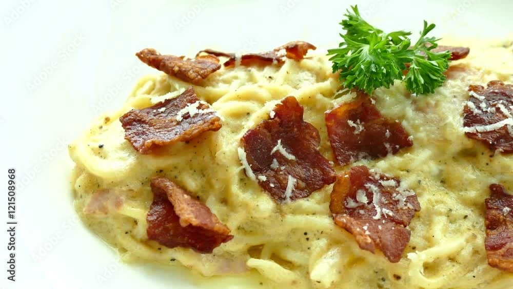 Spaghetti carbonara with crispy bacon Spaghetti carbonara with crispy bacon